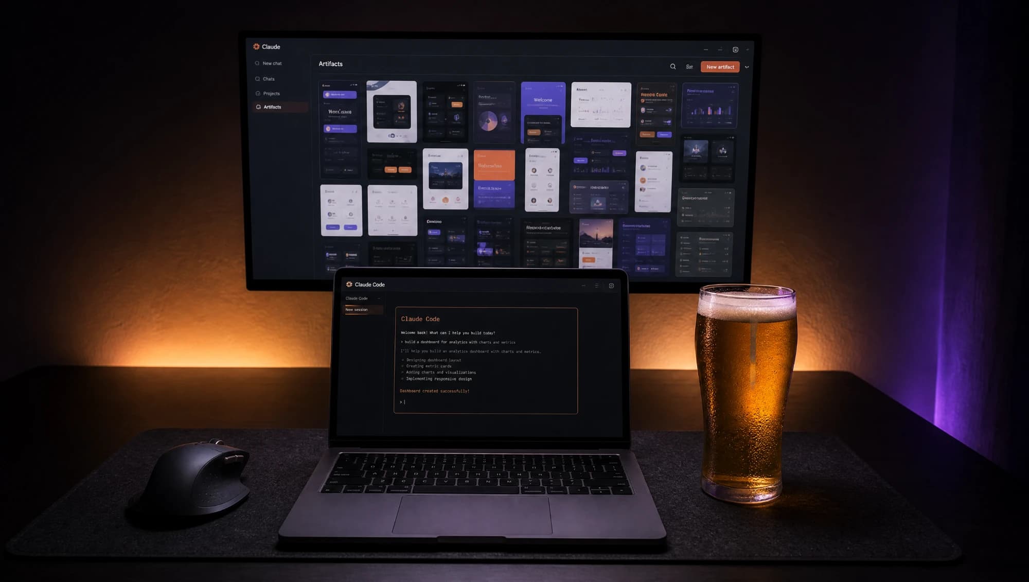Сетап: MacBook з Claude Code, монітор з артефактами Claude і келих пива